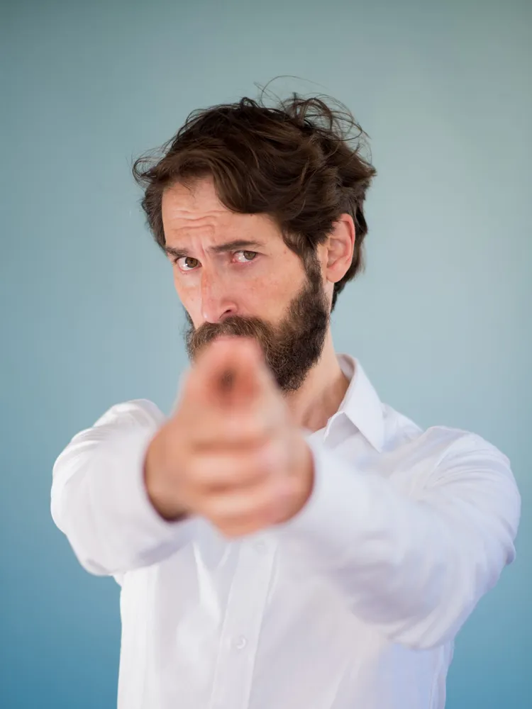 Daniel Orrantia señalando de frente a la cámara